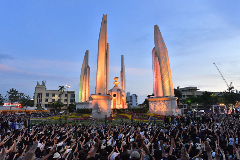 Thaïlande: le mouvement pro-démocratie réunit plus de 10.000 manifestants à Bangkok Thaïlande: le mouvement pro-démocratie réunit plus de 10.000 manifestants à Bangkok