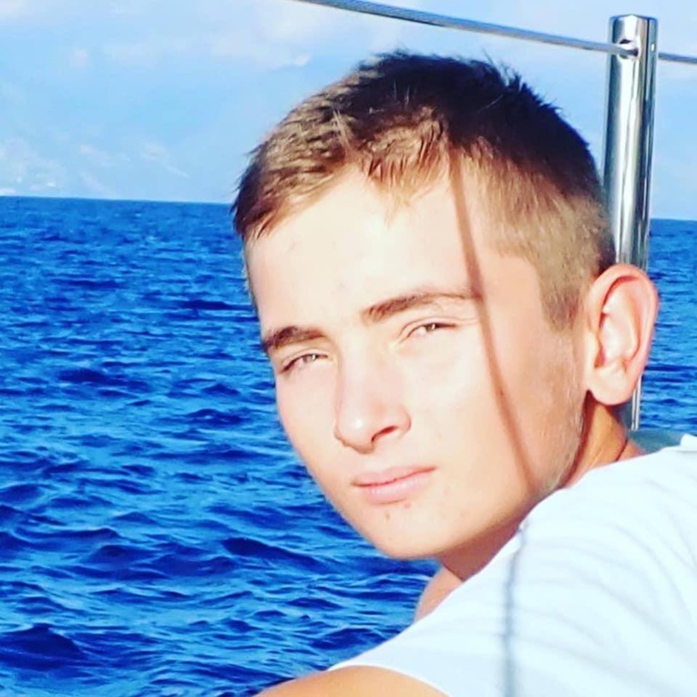 Le jeune Eddie faisait un tour du monde en voilier avec ses parents lorsque le drame a eu lieu. Le jeune Eddie faisait un tour du monde en voilier avec ses parents lorsque le drame a eu lieu.