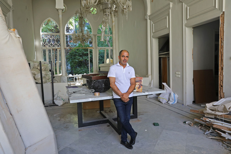 Le célèbre couturier Elie Saab retrouve sa maison en ruines à Beyrouth Le célèbre couturier Elie Saab retrouve sa maison en ruines à Beyrouth
