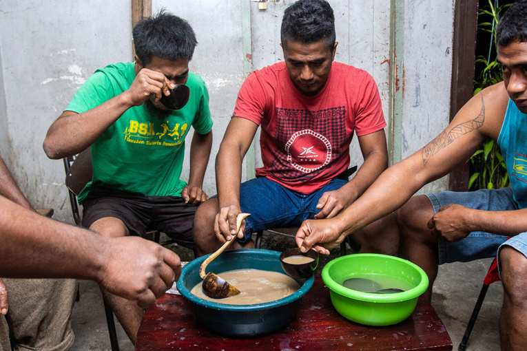 Aux Fidji, la consommation du kava s'adapte au coronavirus