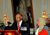 Ratu Epeli Nailatikau lors de sa prestation de serment lundi devant le Président de la Cour Suprême Sir Anthony Gates (Source photo : gouvernement des îles Fidji)