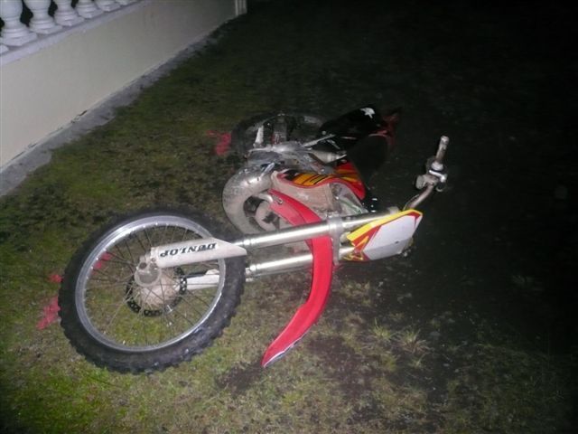 Tiarei: Sans casque et sans lumière, il se tue en moto en fonçant contre le mur de l'église