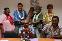 La délégation de Canala, qui était accompagnée de Tutea Mollon, de la mairie de Faa'a, a reçu en guise de cadeau d 'amitié un superbe toere gravé aux armes du conservatoire.