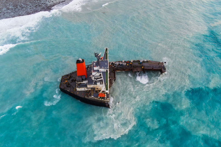 Maurice: la majeure partie de l'épave ayant provoqué une marée noire a été coulée au large Maurice: la majeure partie de l'épave ayant provoqué une marée noire a été coulée au large