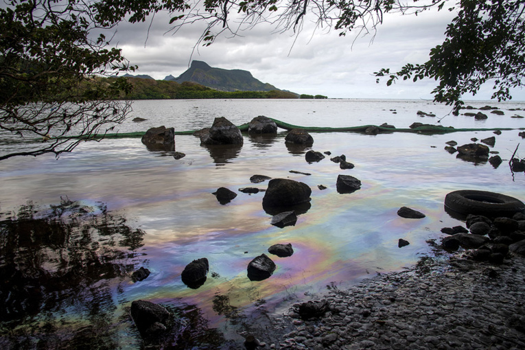 La marée noire à Maurice, menace à long terme pour le corail La marée noire à Maurice, menace à long terme pour le corail