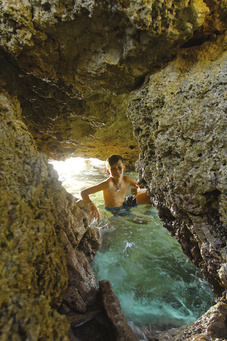 Les blocs coralliens rejetés par les cyclones offrent des petites grottes et cavités que les touristes explorent avec plaisir.