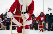 En Laponie, les Pères Noël s'échauffent avant la distribution des cadeaux