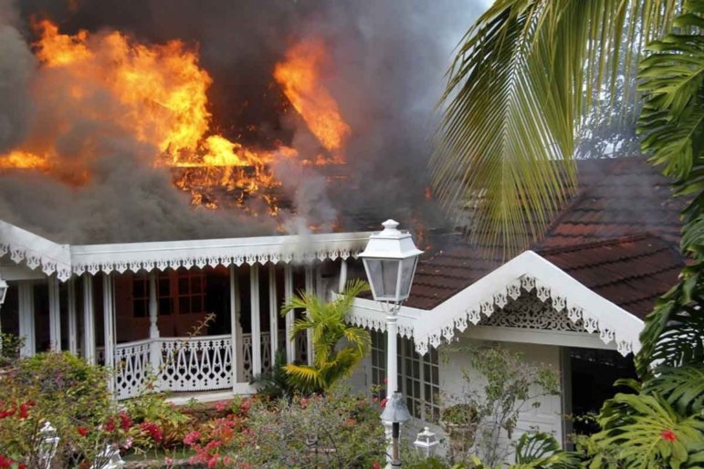 Vetea : les photos de la villa de Gaston Flosse ravagée par un incendie