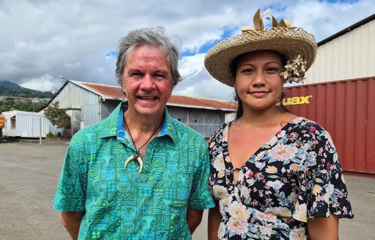 Jacky Bryant et sa suppléante Mélodie Teariki, samedi matin devant les terrains militaires de Arue. Jacky Bryant et sa suppléante Mélodie Teariki, samedi matin devant les terrains militaires de Arue.