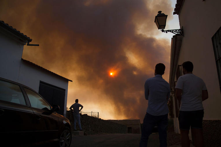 Incendie en Espagne: 3.200 personnes évacuées dans le sud-ouest Incendie en Espagne: 3.200 personnes évacuées dans le sud-ouest