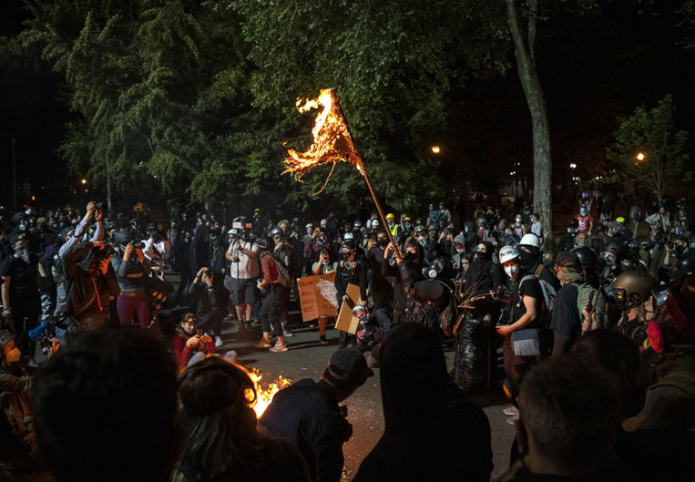 Etats-Unis: un mort à Portland pendant une soirée de heurts entre manifestants antiracistes et pro-Trump Etats-Unis: un mort à Portland pendant une soirée de heurts entre manifestants antiracistes et pro-Trump