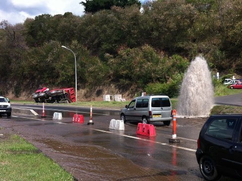 Punaauia: un camion dans le caniveau