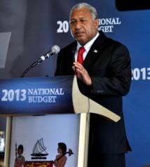 Le Contre-amiral Premier ministre Franck Bainimarama, par ailleurs ministre des finances de Fidji, a présenté jeudi le budget 2013 de l’archipel (Source : ministère fidjien de l’information)