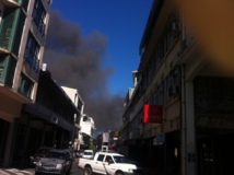 Un incendie ravage quatre magasins à Papeete