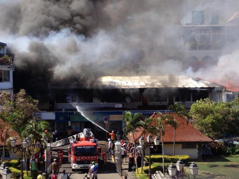 Un incendie ravage quatre magasins à Papeete