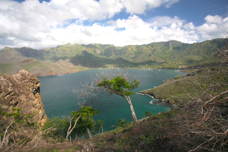 C’est dans cette baie de Taiohae, la baie alors nommée Anna-Maria, que l’expédition russe fit escale et qu’eut lieu la mutinerie dénoncée par Rezanov (photo : DP). C’est dans cette baie de Taiohae, la baie alors nommée Anna-Maria, que l’expédition russe fit escale et qu’eut lieu la mutinerie dénoncée par Rezanov (photo : DP).