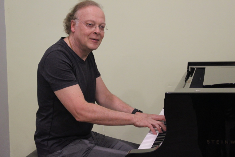 Erik Berchot, au piano, veut "faire plaisir" à son public