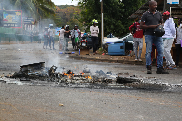 Grève des transports scolaires à Mayotte : la protestation des élèves vire à la guérilla urbaine Grève des transports scolaires à Mayotte : la protestation des élèves vire à la guérilla urbaine