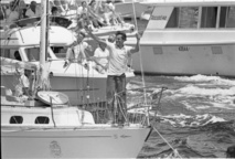 Photo prise le 31 octobre 1982 à son retour à Perth après un double tour du monde. Son bateau, le Perie Banou, est escorté dans l'embouchure de la Swan jusqu'au yacht club.