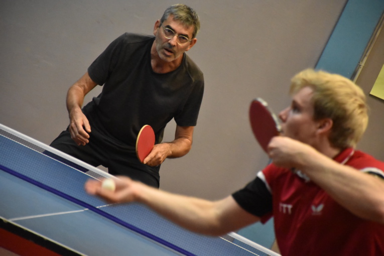 Christophe Blin (en noir) défenseur hors-pair a fait déjouer Hugo Gendron en finale. Christophe Blin (en noir) défenseur hors-pair a fait déjouer Hugo Gendron en finale.