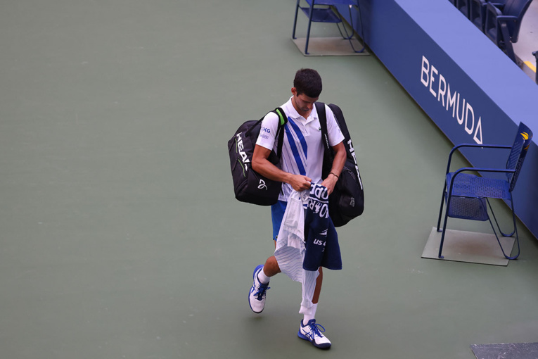 US Open: Novak Djokovic disqualifié pour avoir envoyé une balle sur une juge de ligne US Open: Novak Djokovic disqualifié pour avoir envoyé une balle sur une juge de ligne