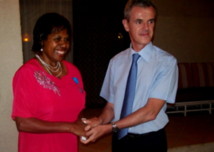 La Directrice du Département des Affaires féminines au gouvernement de Vanuatu, Dorosday Kenneth, a reçu le 22 novembre 2012 de l’Ambassadeur de France à Port-Vila, Michel Djokovic, les insignes de Chevalier de l’Ordre national du mérite