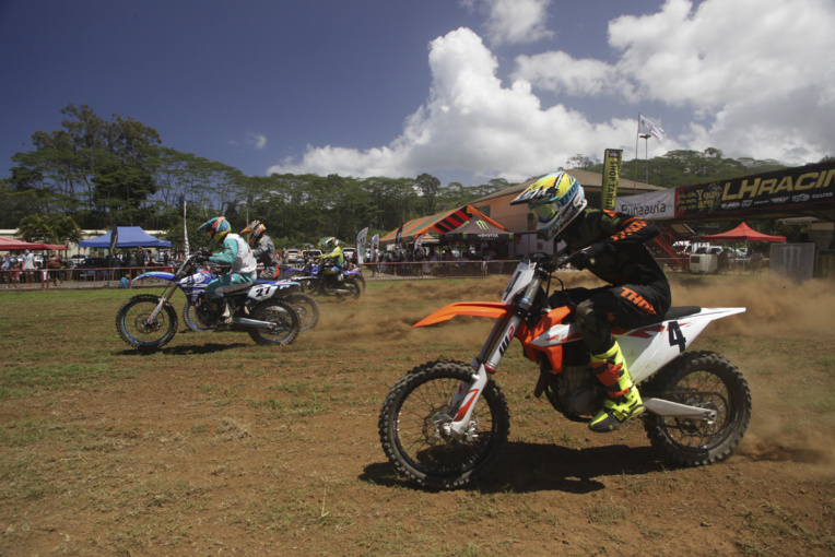 Le départ toujours impressionnant et moment crucial de la course. Vaitea Doom (au premier plan sur sa KTM), deuxième du championnat en MX 1. Le départ toujours impressionnant et moment crucial de la course. Vaitea Doom (au premier plan sur sa KTM), deuxième du championnat en MX 1.