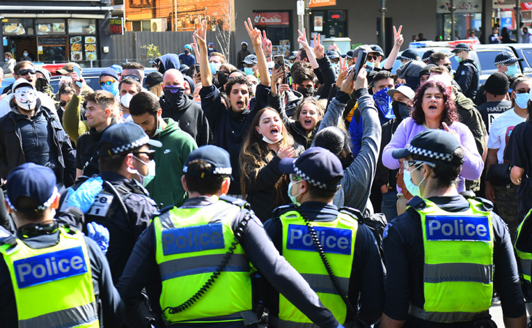 Arrestation à Melbourne de dizaines de manifestants opposés aux restrictions Arrestation à Melbourne de dizaines de manifestants opposés aux restrictions