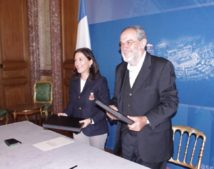 Le président de l’assemblée de la Polynésie signe la première convention de partenariat avec l’Assemblée nationale.