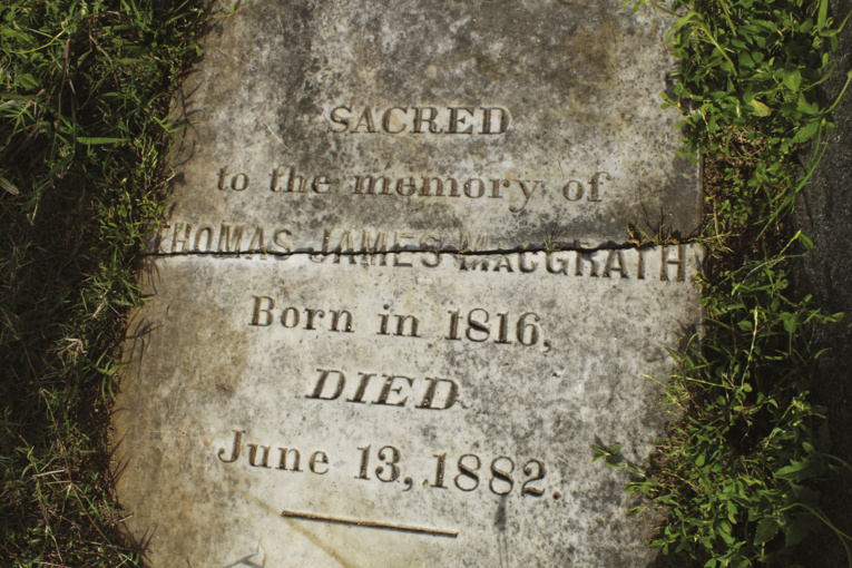 La tombe de McGraph au premier niveau du cimetière de l’Uranie. L’herbe avait poussé sur la brisure de la dalle, rendant l’inscription du nom illisible. Mais il repose bien ici, jamais inquiété pour ses activités de blackbirding. En grattant la pierre tombale trouvée au cimetière de l’Uranie, à Papeete, l’identité du “pensionnaire” est apparue : Thomas James MacGrath, à savoir McGraph le négrier.