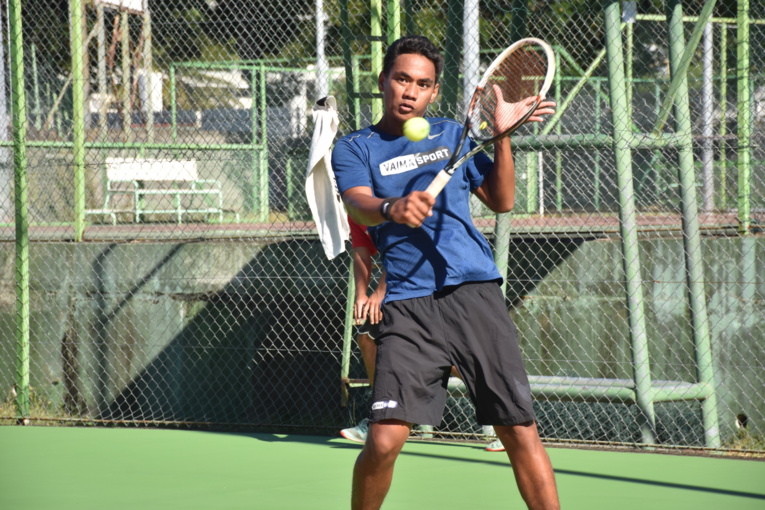 Reynald Taaroa, visiblement très gêné par le vent, a commis trop de fautes pour espérer l'emporter. Reynald Taaroa, visiblement très gêné par le vent, a commis trop de fautes pour espérer l'emporter.