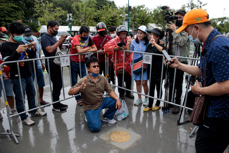 Thaïlande: retrait de "la plaque du Peuple", signe de défi à la monarchie Thaïlande: retrait de "la plaque du Peuple", signe de défi à la monarchie