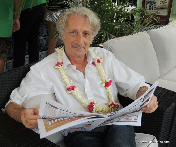 Patrick Deville lisait Tahiti Infos ce jeudi matin au salon du livre.