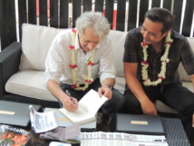Patrick Deville dédicace son roman pour le maire de Papeete, Michel Buillard.