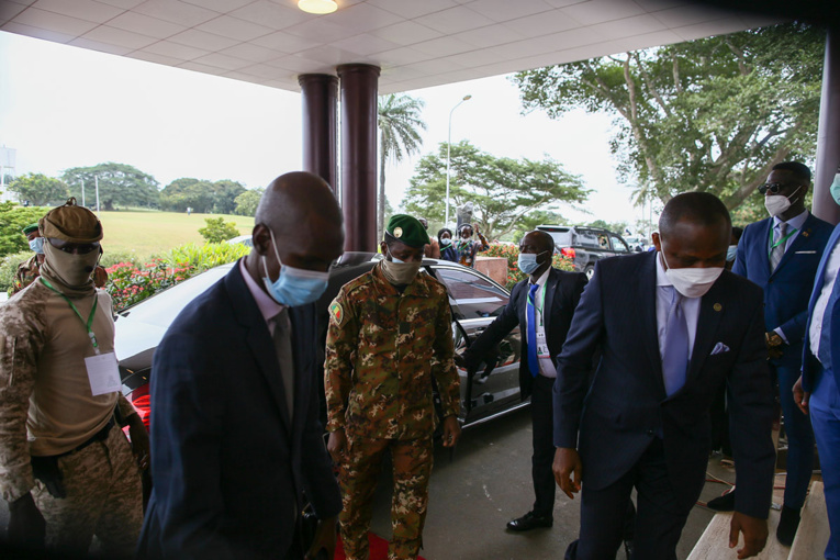 Le chef de la junte au Mali demande la levée des sanctions ouest-africaines Le chef de la junte au Mali demande la levée des sanctions ouest-africaines