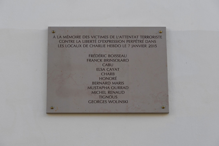 Les médias se mobilisent pour soutenir Charlie Hebdo, de nouveau menacé