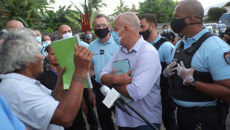 Expulsion tendue mais sans heurts