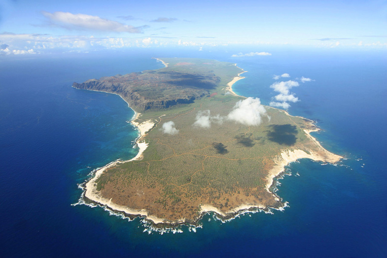 Une vue aérienne de l’île de Ni’ihau ; on voit qu’elle  est couverte d’une maigre végétation. Aucun non résident, aujourd’hui encore, n’est autorisé à s’y rendre et à y séjourner.