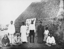 Un groupe d’Hawaiiens de Ni’ihau photographiés en 1885 par Francis Sinclair. Un tifaifai dans la plus pure tradition polynésienne orne le mur d’une de leurs maisons au toit de chaume.