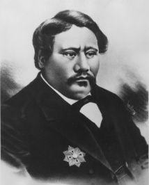 Le roi Kamehameha V accepta de vendre l’île au clan Sinclair à condition que toutes les précautions soient prises pour préserver les conditions de vie des Hawaiiens vivant sur place, 350 personnes environ à l’époque. Le roi Kamehameha V accepta de vendre l’île au clan Sinclair à condition que toutes les précautions soient prises pour préserver les conditions de vie des Hawaiiens vivant sur place, 350 personnes environ à l’époque.