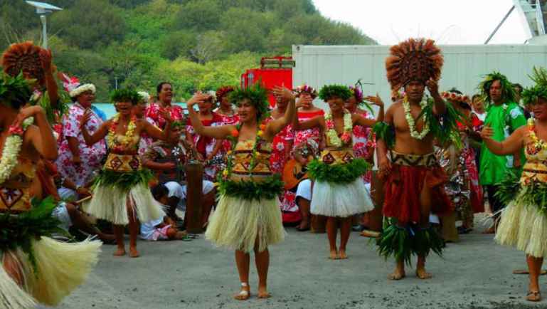 Le nouveau TUHAA PAE IV accueilli par la communauté d’écotourisme de Raivavae