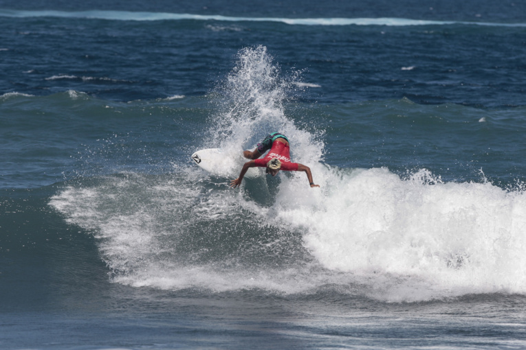 Le natif de Papara, Teiva Tetahio (18 ans) a montré toute sa connaissance du spot de Taharuu en s’offrant la meilleure note du week-end un 17.17. Le natif de Papara, Teiva Tetahio (18 ans) a montré toute sa connaissance du spot de Taharuu en s’offrant la meilleure note du week-end un 17.17.