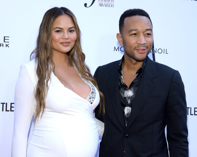 La mannequin Chrissy Teigen partage sa "douleur profonde" après une fausse couche La mannequin Chrissy Teigen partage sa "douleur profonde" après une fausse couche