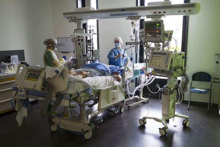 Covid-19: les hôpitaux toujours confrontés au manque de lits et d'effectifs
