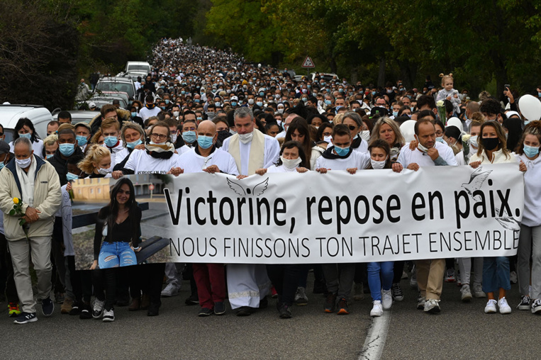 Près de 6.000 personnes rendent hommage à Victorine lors d'une marche blanche