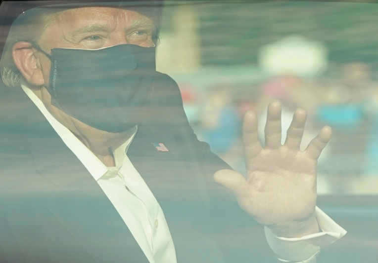 Trump sort saluer ses partisans et suscite les critiques d'experts médicaux Trump sort saluer ses partisans et suscite les critiques d'experts médicaux