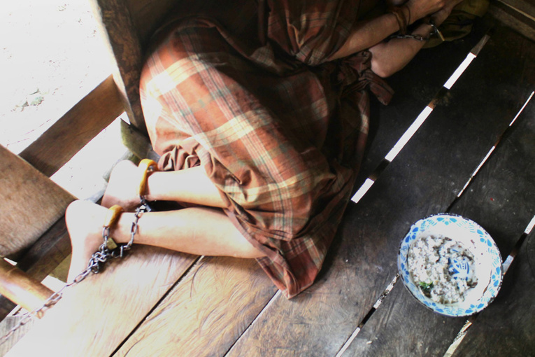 Des Indonésiens souffrant de troubles mentaux enchaînés pendant la pandémie Des Indonésiens souffrant de troubles mentaux enchaînés pendant la pandémie