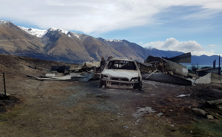 Nouvelle-Zélande: les pompiers continuent de lutter contre un feu de forêt Nouvelle-Zélande: les pompiers continuent de lutter contre un feu de forêt