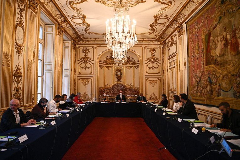 Convention climat: l'exécutif évoque du retard, justifié par la crise