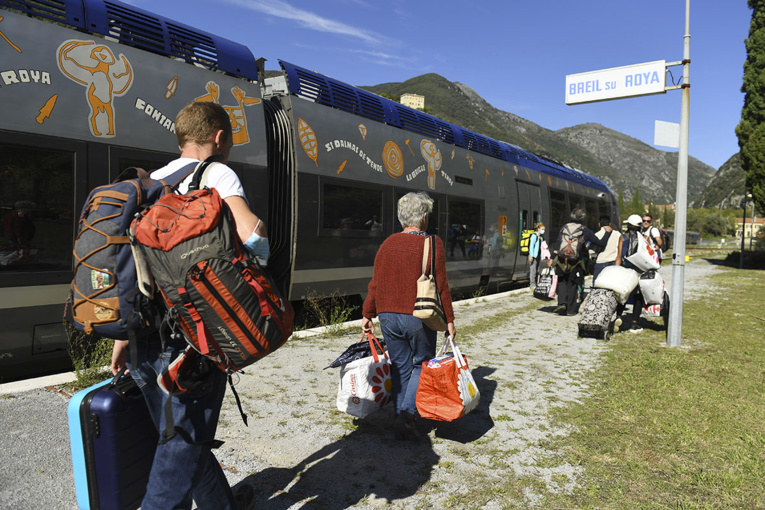 Crues meurtrières: retour du train dans deux villages, des écoles rouvertes